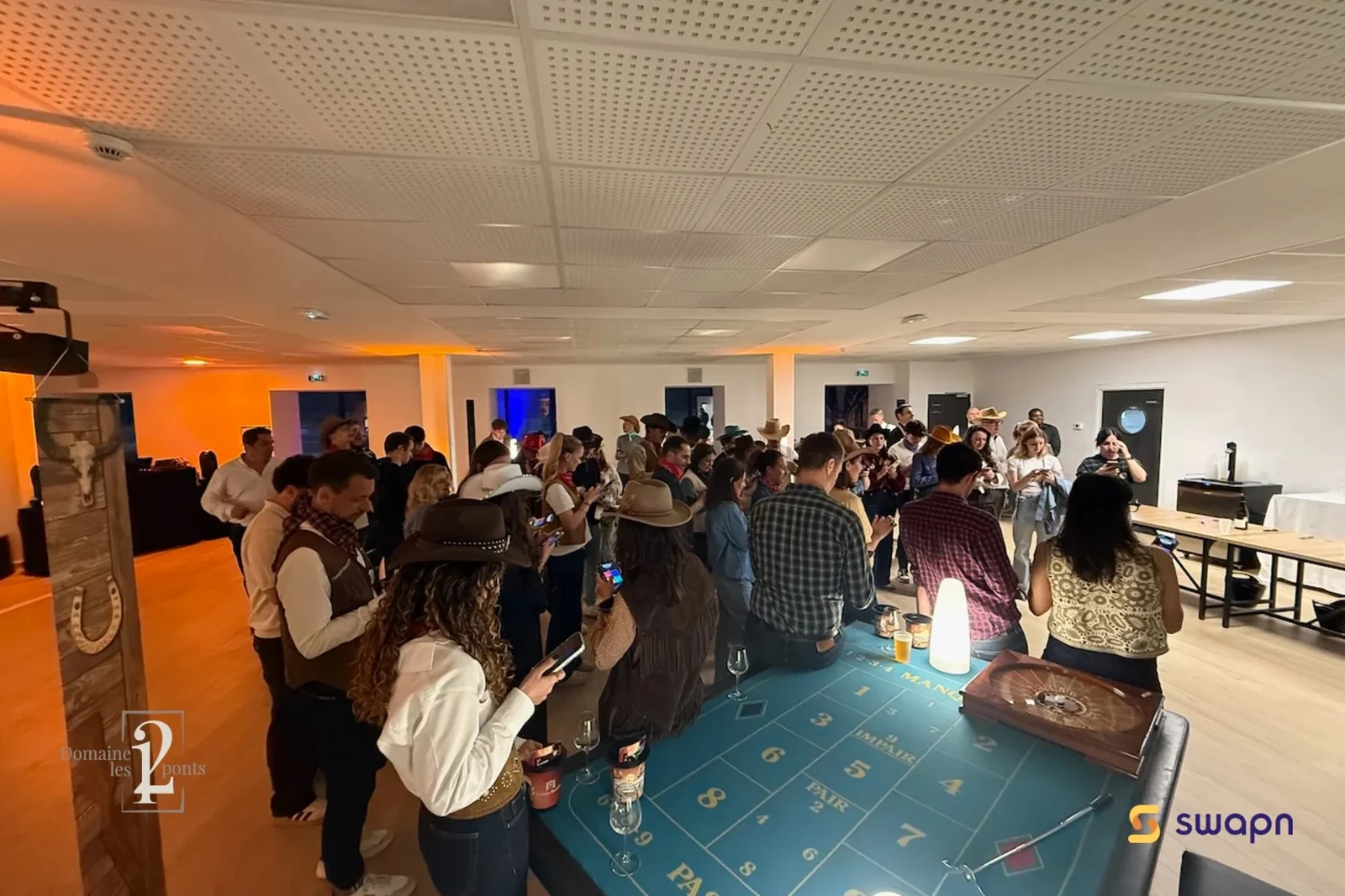 Autour de la table de roulette, les cowboys de SWAPN dans la salle du Domaine des 12 Ponts